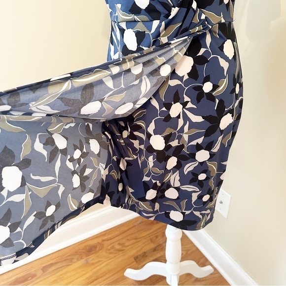Banana Republic Factory Faux Wrap Knot Floral Dress NWT - Small - Picture 5 of 10